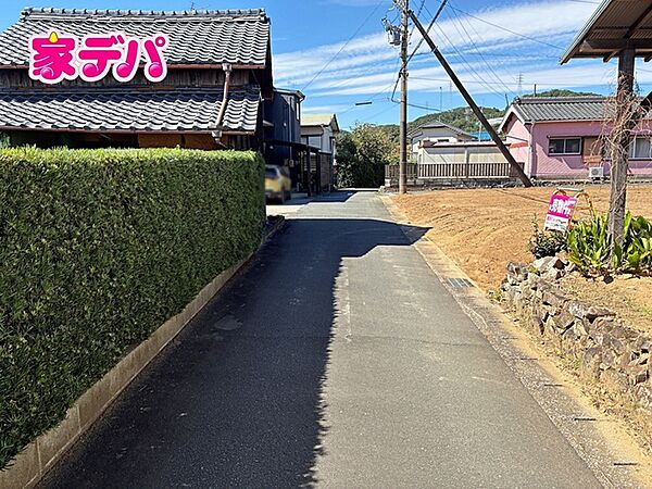 前面道路：南西側約3.3～3.8ｍ幅