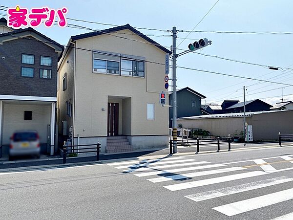 バス停まで徒歩1分！通勤や通学にも便利！物件はもちろん、周辺環境やお店の情報などなんでもお尋ねください！