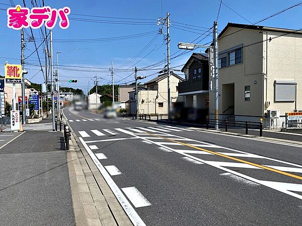 前面道路は見通しが良く、車の移動もスムーズに行えます。