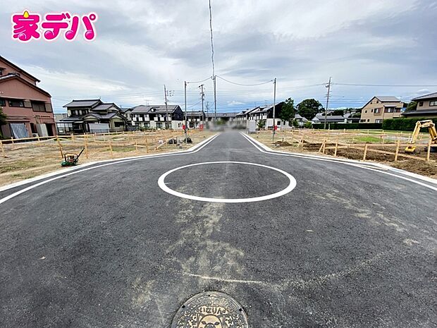 前面道路は公道で、車のすれ違いもらくらく広々6ｍの幅があります 