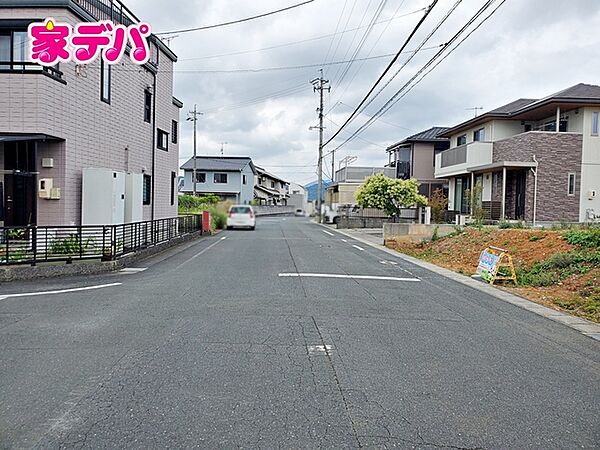 前面道路も広く車通りも少ないので、運転が苦手な方でも自分のペースで駐車ができます！