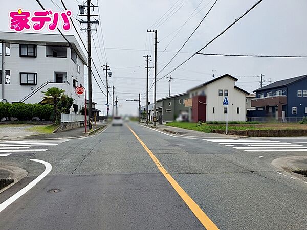 前面道路は見通しが良く、車の移動もスムーズに行えます。