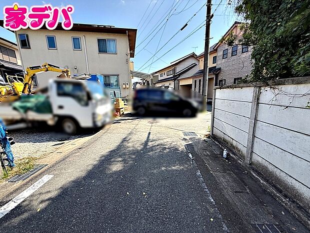 前面は車通りの少ない道路。お車の出し入れが苦手な方も安心ですね。 