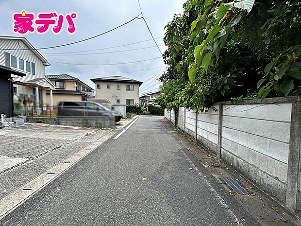 前面は車通りの少ない道路。お車の出し入れが苦手な方も安心ですね。 