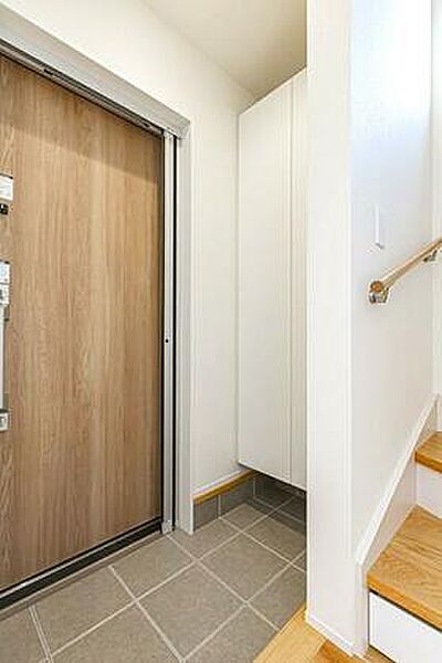 住まいの第一印象を決める玄関スペースは優しい印象。