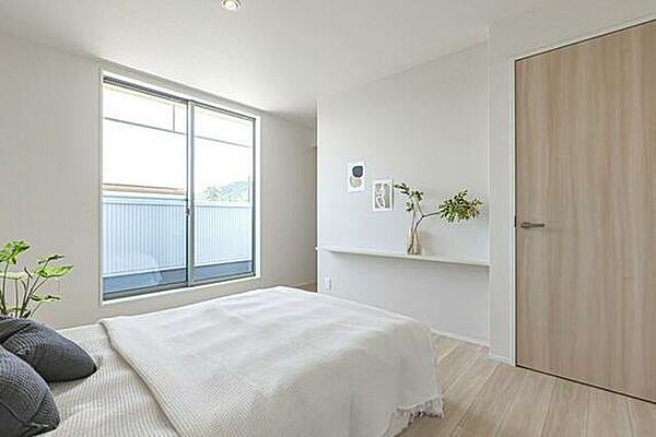 【洋室6.7帖】 南向きならではの恵まれた採光・通風。明るいお部屋は開放感がありますね。