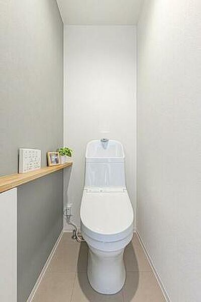【トイレ】 各フロア1カ所ずつシャワー機能付トイレを設置しており、忙しい朝の混雑も解消！