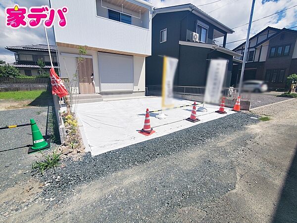 コンクリート駐車場で見た目もオシャレ。車体やタイヤに負担がなく駐車可能な並列駐車場
