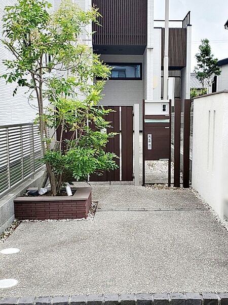 玄関ポーチが住まいの第一印象を明るくします。毎日の出入りもスムーズで、ご家族や来訪者を気持ちよく迎え入れてくれる玄関まわりです。玄関からの動線として日々の暮らしに欠かせないスペースです。