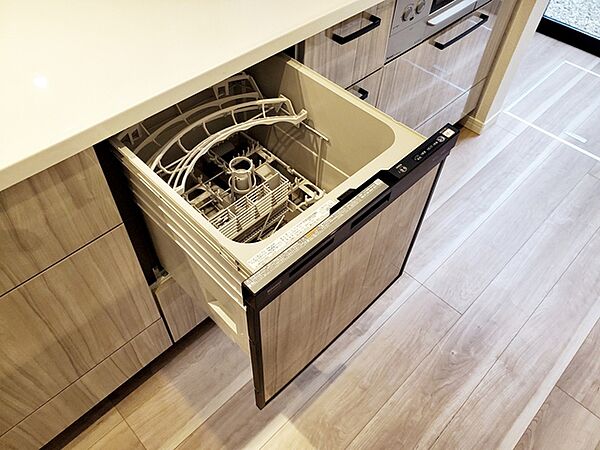 食器洗浄乾燥機は時間のかかる食器洗いを楽にしてくれる上に水道代も安くなるスグレモノ