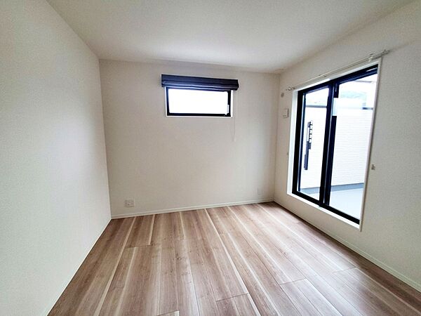 【洋室約7.5帖】 2階約7.5帖の主寝室です。二面採光で明るく、風通しも良好です。ご夫婦のくつろぎの場所として最適です！