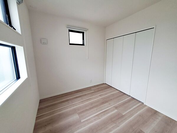 【洋室約5.3帖】 お子様の一人部屋に最適な居室です。クローゼット付きで自然とお片付けできる環境に！