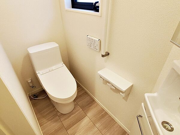 【1階トイレ】 各フロア1カ所ずつシャワー機能付トイレを設置しており、忙しい朝の混雑も解消！