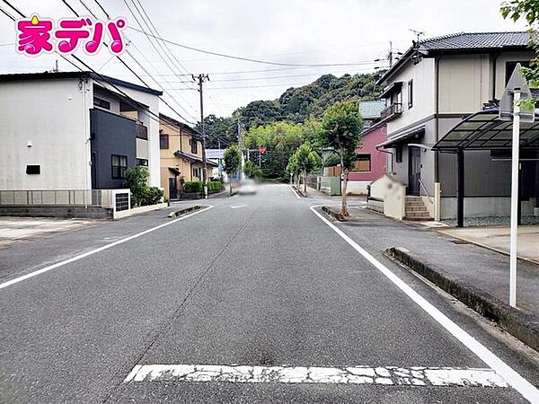 前面道路：西側約12ｍ幅。前面道路は公道で、幅員約12ｍのゆとりある広さがあります。車同士のすれ違いや駐車時の切り返しもスムーズに行え、毎日の駐車やお出かけもらくらく。