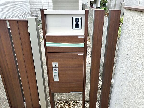 不在時でも荷物の受け取りができる宅配ボックス付きのインターホン・ポストです。対面での受け取りが不要なため、在宅・不在に関わらずスムーズに荷物を受け取ることができ、日々の暮らしに便利な設備です。
