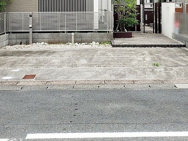 広々3台駐車可能なカースペースを確保！（車種による）ご家族それぞれがお車をお持ちの場合はもちろん、お友達やご親族が遊びに来た際にも困りません。