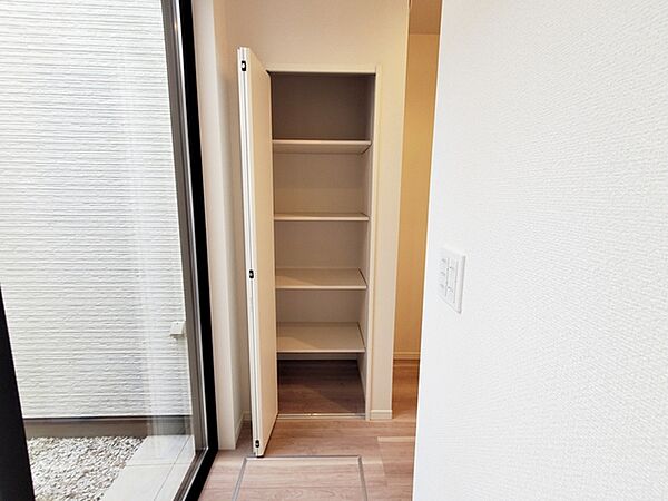【パントリー】 可動棚式パントリー。高さの調節が利くので自由自在に収納アレンジが可能！