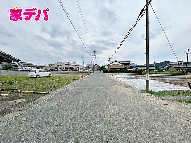 前面道路：北側約5.7ｍ幅