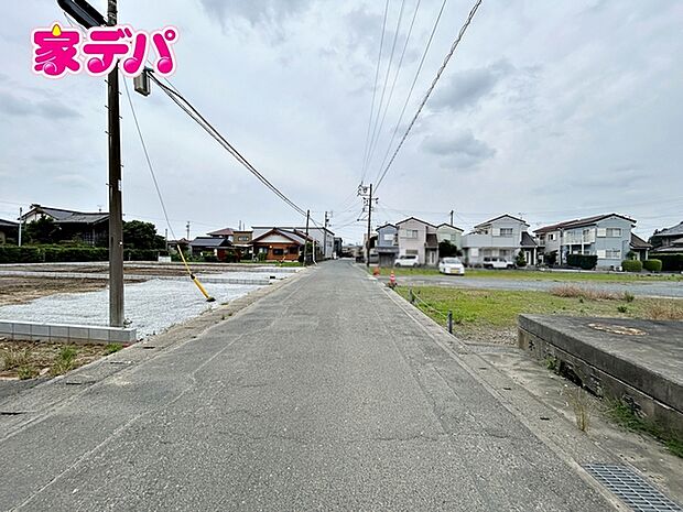 静かな住宅街で、車の出入りもスムーズです。 