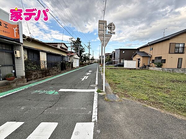 前面道路は公道で、車のすれ違いもらくらく広々6ｍの幅があります