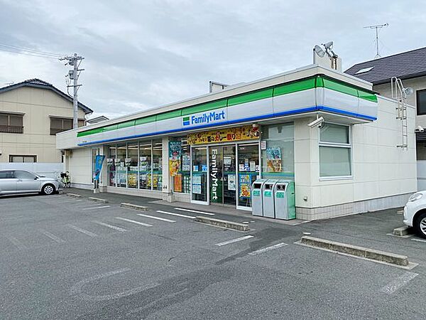 ファミリーマート豊川末広通店（620m）