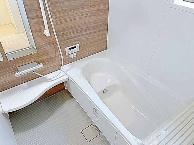 【施工例】ゆったり入れる浴槽、一日の疲れを癒してくれるくつろぎのバスタイムを…