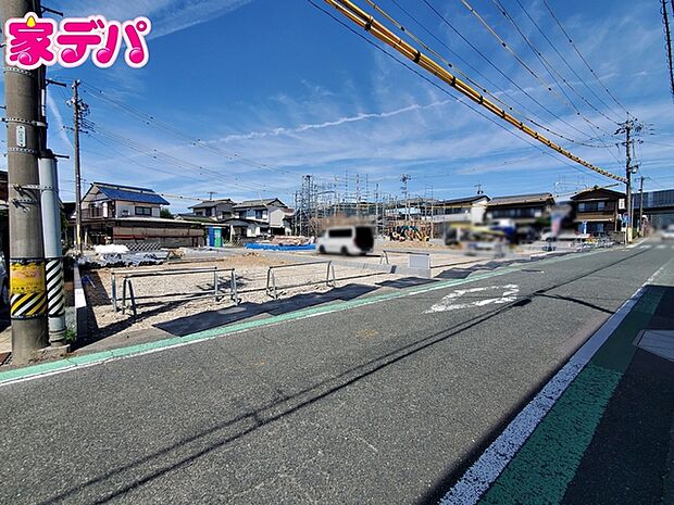 前面道路は公道で、幅員約6.1mのゆとりある広さがあります。車同士のすれ違いや駐車時の切り返しもスムーズに行え、毎日の駐車やお出かけもらくらく。
