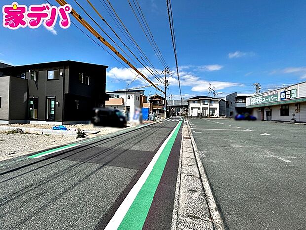 前面道路は公道で、幅員約6.1mのゆとりある広さがあります。車同士のすれ違いや駐車時の切り返しもスムーズに行え、毎日の駐車やお出かけもらくらく。