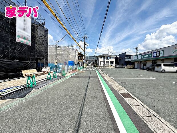 前面道路は公道で、幅員約6.1mのゆとりある広さがあります。車同士のすれ違いや駐車時の切り返しもスムーズに行え、毎日の駐車やお出かけもらくらく。