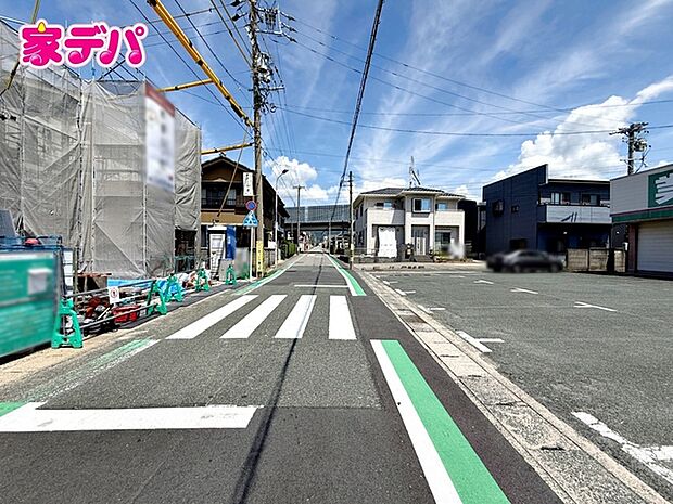 前面道路は公道で、幅員約6.1mのゆとりある広さがあります。車同士のすれ違いや駐車時の切り返しもスムーズに行え、毎日の駐車やお出かけもらくらく。