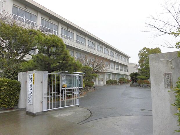 蒲郡南部小学校(870m)