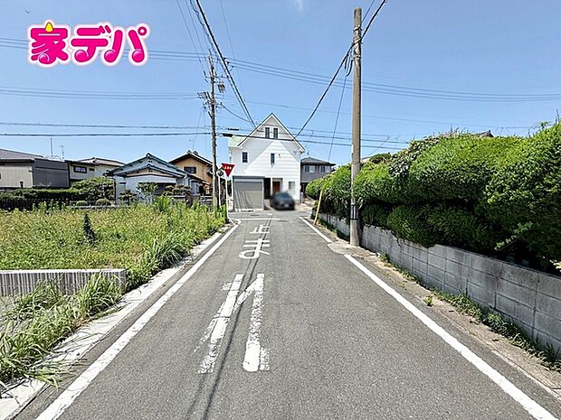 前面道路は幅員約5mとゆとりがあり、車の出し入れや駐車もスムーズに行えます。見通しも良く、毎日のお出かけやお買い物も快適。運転が苦手な方でも落ち着いて車を扱いやすく、安心して暮らせる住環境です。
