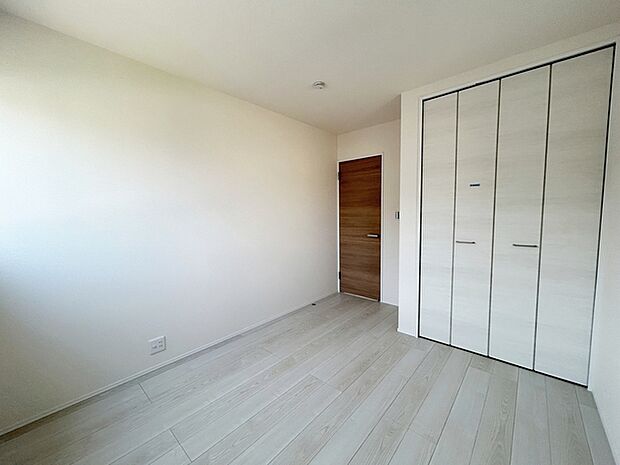 【洋室5.4帖】 お子様の一人部屋に最適な居室です。クローゼット付きで自然とお片付けできる環境に!