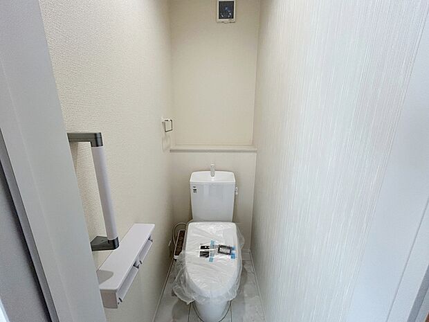 【1階トイレ】 各フロア1カ所ずつシャワー機能付トイレを設置しており、忙しい朝の混雑も解消!