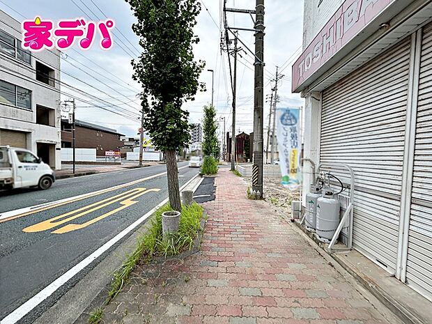 前面道路は公道で、幅員約15ｍのゆとりある広さがあります。車同士のすれ違いや駐車時の切り返しもスムーズに行え、毎日の駐車やお出かけもらくらく。運転が苦手な方でもゆとりを持って出入りしやすい道路幅です。