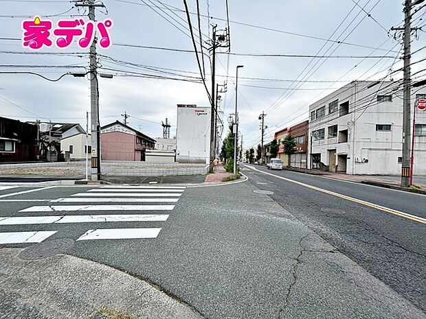 前面道路は公道で、幅員約15mのゆとりある広さがあります。車同士のすれ違いや駐車時の切り返しもスムーズに行え、毎日の駐車やお出かけもらくらく。運転が苦手な方でもゆとりを持って出入りしやすい道路幅です。