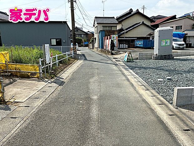 静かな住宅街で車通りも比較的少なく、毎日の車の出し入れもスムーズ。駐車や切り返しもしやすく、ゆとりを持って運転できるので、毎日快適にお使いいただけます。 