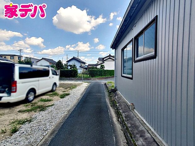 静かな住宅街で車通りも比較的少なく、毎日の車の出し入れもスムーズ。駐車や切り返しもしやすく、ゆとりを持って運転できるので、毎日快適にお使いいただけます。