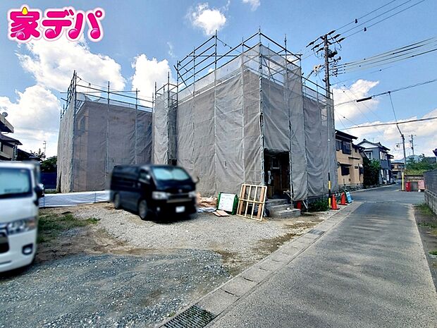 前面道路は車通りが少なく、落ち着いた住環境が魅力です。お子様も安心して過ごしやすく、車の出入りや歩行もしやすい環境です。現地では周辺の様子や道路の雰囲気もあわせてご確認いただけます。