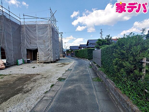 前面は車通りの少ない道路なので、車の出し入れも落ち着いて行えます。駐車の際も周囲を確認しやすく、慌てずに操作できます。運転が苦手な方も安心の立地で、毎日の車移動も快適に行えます。
