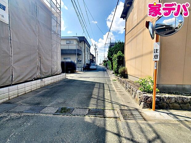 前面道路は幅員約5mとゆとりがあり、車の出し入れや駐車もスムーズに行えます。見通しも良く、毎日のお出かけやお買い物も快適。運転が苦手な方でも落ち着いて車を扱いやすく、安心して暮らせる住環境です。