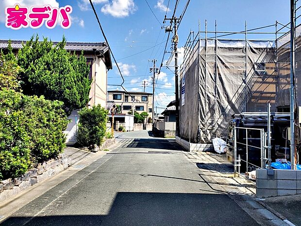 前面道路は幅員約5.4ｍとゆとりがあり、車の出し入れや駐車もスムーズに行えます。見通しも良く、毎日のお出かけやお買い物も快適。運転が苦手な方でも落ち着いて車を扱いやすく、安心して暮らせる住環境です。 