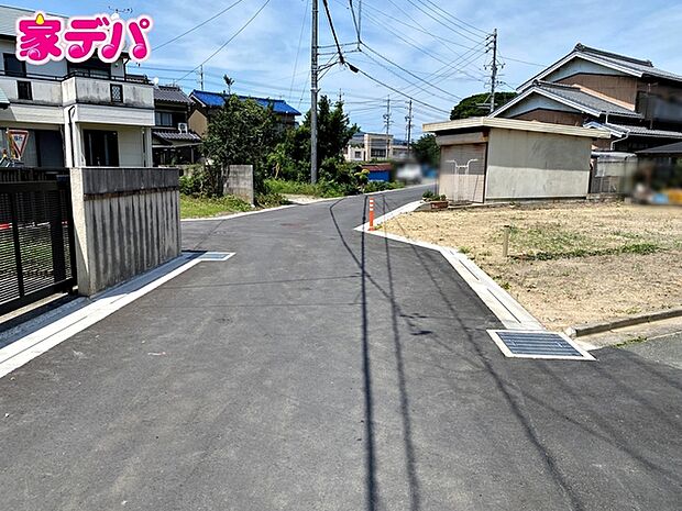 静かな住宅街で車通りも比較的少なく、毎日の車の出し入れもスムーズ。駐車や切り返しもしやすく、ゆとりを持って運転できるので、毎日快適にお使いいただけます。 