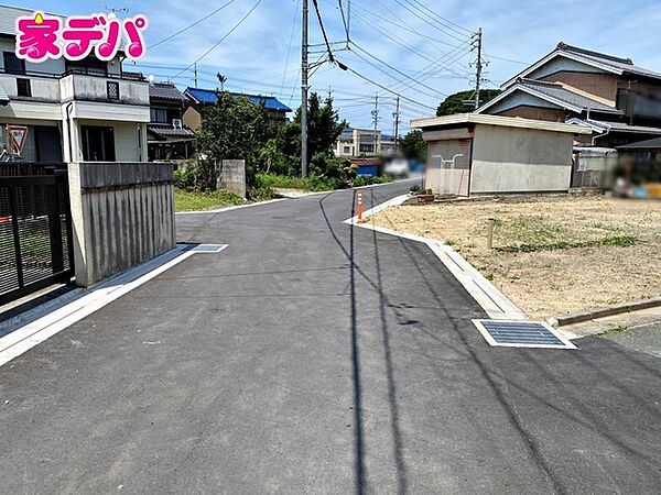 静かな住宅街で車通りも比較的少なく、毎日の車の出し入れもスムーズ。駐車や切り返しもしやすく、ゆとりを持って運転できるので、毎日快適にお使いいただけます。
