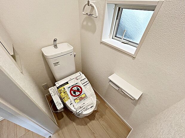 【トイレ】 各フロアに1か所ずつシャワー機能付きトイレを設置しており、朝の忙しい時間帯でもスムーズに利用できるため、混雑の軽減にもつながります。