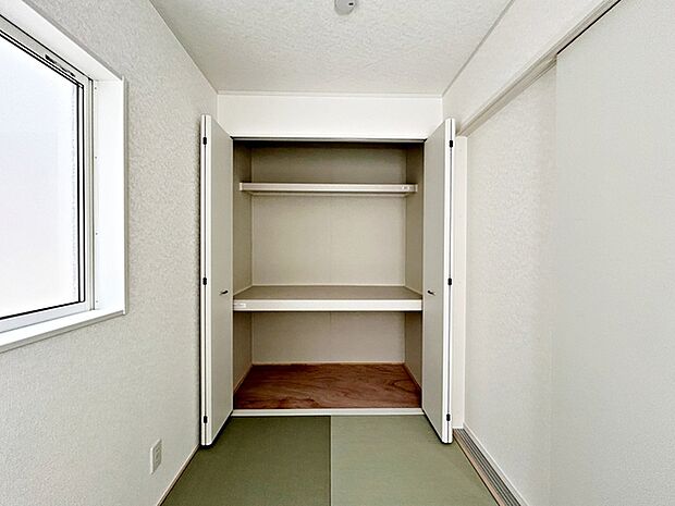 【和室収納】 和室には押入があり、座布団やお布団などの奥行のある物の収納などに大活躍!来客用の布団などもスッキリ収納することができますね!
