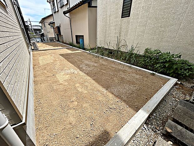 ハーブやお花を植えてガーデニングを楽しんだり、お気に入りの植物を育てたりと、使い方は自由自在。季節ごとの彩りを楽しみながら、自分らしいお庭づくりができる、暮らしの楽しみが広がるスペースです。