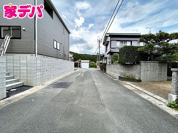 前面道路:北西側約8m幅 前面約8m幅の道路に面しており、車の通行や駐車もゆとりを持って行える広さです。毎日のお出かけやお買い物の際もスムーズで、運転が苦手な方でも安心して車の出し入れができます。