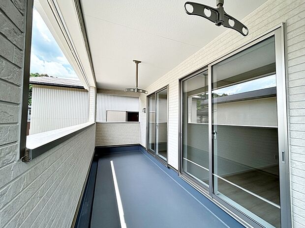 【バルコニー】 2部屋からアクセス可能なインナーバルコニーです。急な雨の日でも洗濯物が濡れにくく、安心してお使いいただけます。