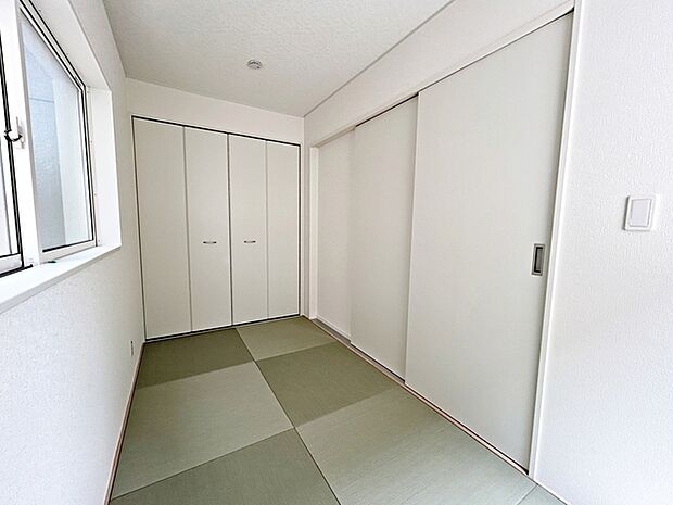 【和室4帖】 和モダンの落ち着きとお洒落さを兼ね備えた空間で、日常の中にやわらかな雰囲気を感じられます。普段はお子様の遊びスペースやご家族のくつろぎスペースとして多目的に活用できます!